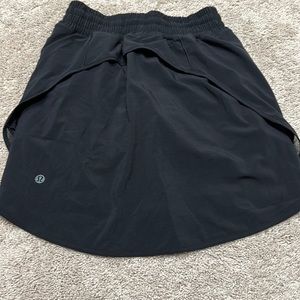 Lululemon skirt with shirts size 4 black worn once